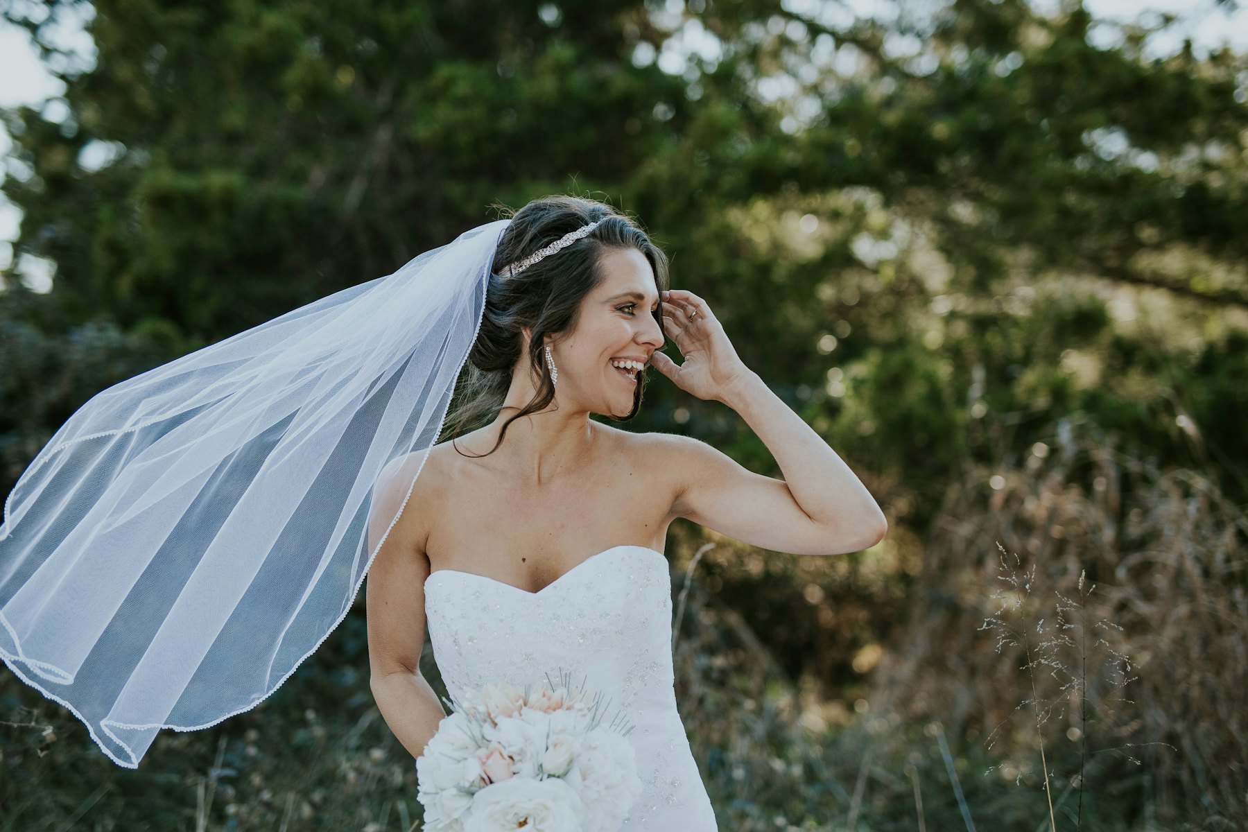 Novia con velo en una boda en Granada con luz de tarde