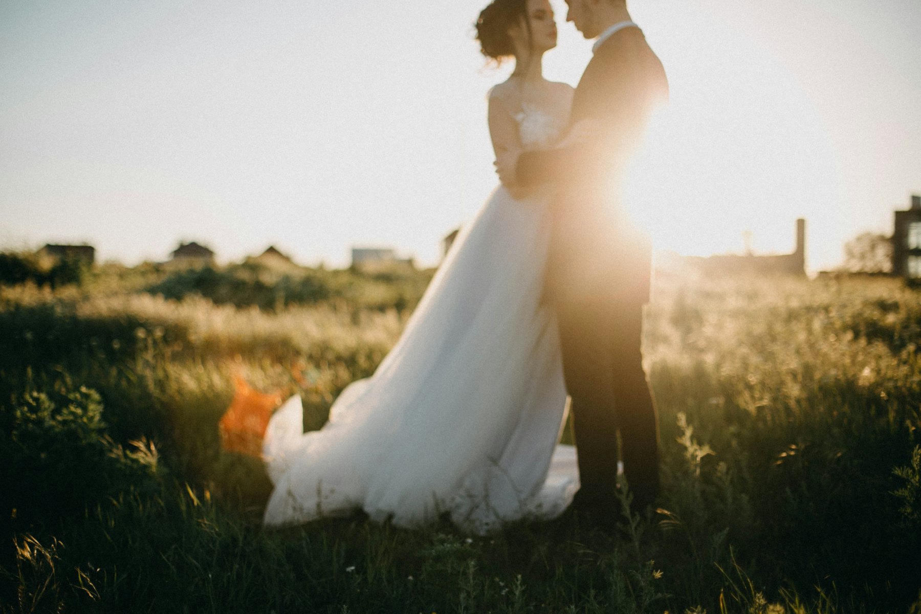 Pareja en su sesión de preboda en Granada a contraluz al atardecer